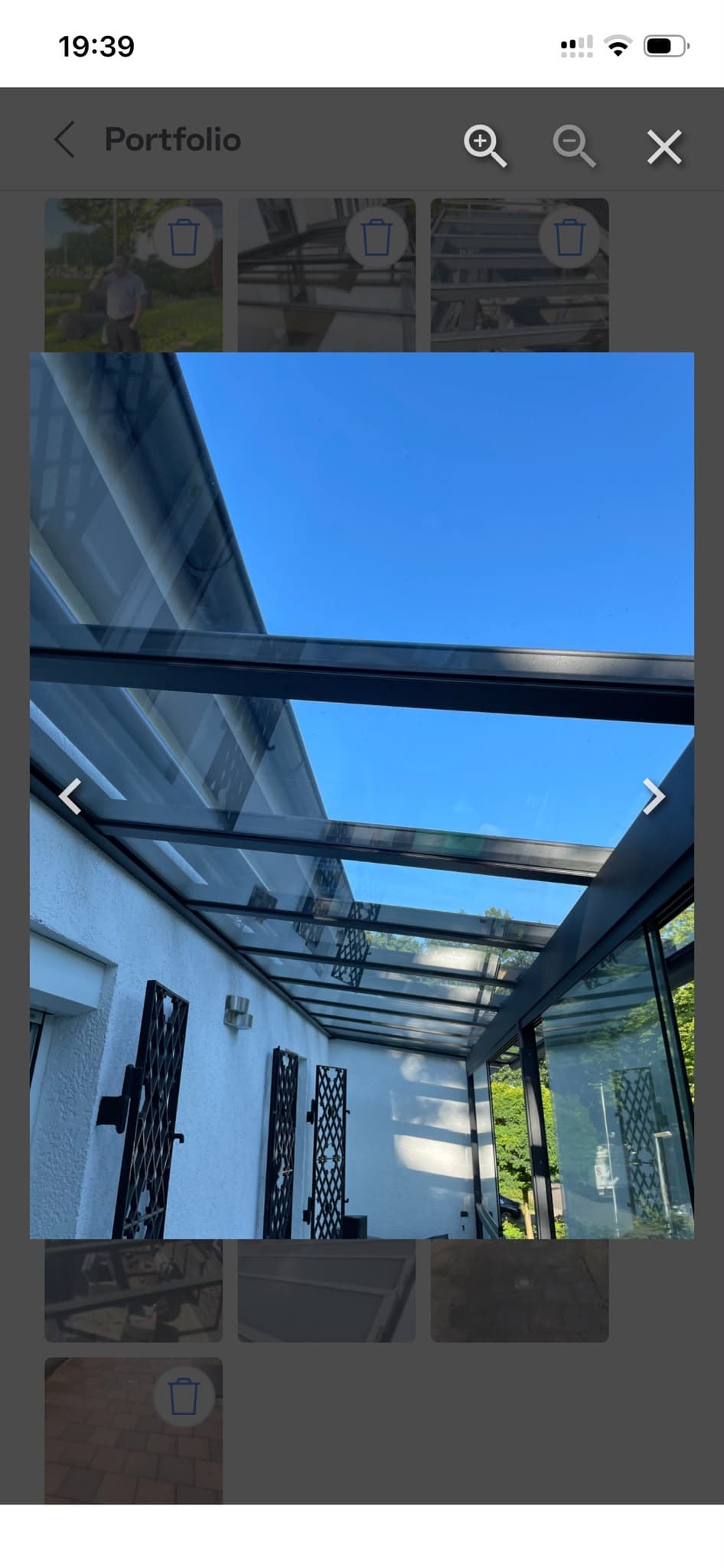 Gereinigte Glasüberdachung vor blauem Himmel